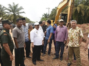 Bupati Bengkalis Amril, Langsung Meninjau Keadaan Jalan Gajah Mada di Duri