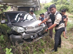 Kecelakaan Tunggal di Jalan Lintas Pekanbaru Bangkinang, Sebuah Mobil Terjun Kebawah Jembatan