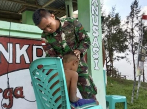 TNI Tanamkan Disiplin Dan Kerapihan Kepada Anak-Anak Usia Dini di Tapal Batas 