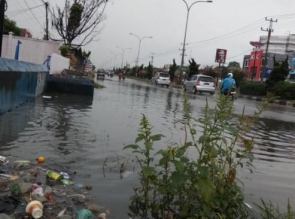  Pekanbaru Diguyur Hujan, Kawasan Jalan Soebrantas Tergenang Air