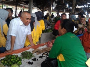 Cagubri Incumbent Arsyadjuliandi Rachman Sabar Mendengar Aspirasi Pedagang Pasar Dupa