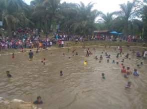 Ratusan Warga Tanjung Alai Mancokau Ikan Secara Bersama di Sungai Ampuang 