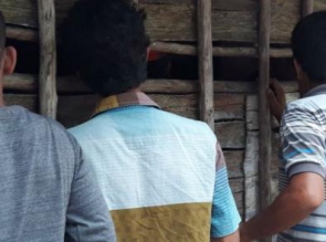 Intip Syamsuar dari Celah Dinding dan Ibu-ibu Rela Arungi Banjir