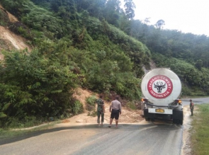 Longsor di Km 83 Jalan Lintas Riau - Sumbar Desa Merangin, Arus Lalin Sementara Sistem Buka Tutup