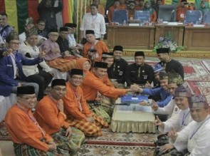 Syamsuar - Edy Natar Ucapkan Syukur Setelah Mendaftar ke KPU Riau