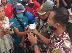 Ketiga Kalinya GM FKPPI Bersama TNI dan Mahasiswa UNRI Bagikan Masker Serta Takjil Pada Pengguna Jal