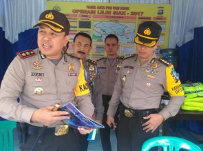 Karo Ops Polda Riau didampingi Kapolres Tinjau Pos Pam Ops Lilin Siak 2017 diwilayah Kampar