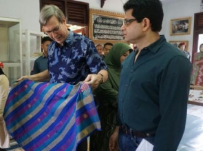 Berkunjung ke RAPP, Duta Besar Kanada Borong Kerajinan Tenun dan Batik Riau