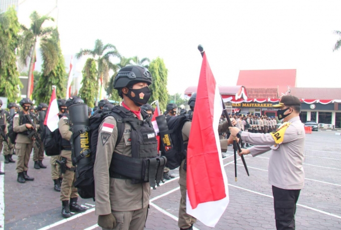 Kapolda Riau Serahkan Sang Merah Putih Saat Lepas Pasukan Brimob Polda Riau Penugasan ke Papua