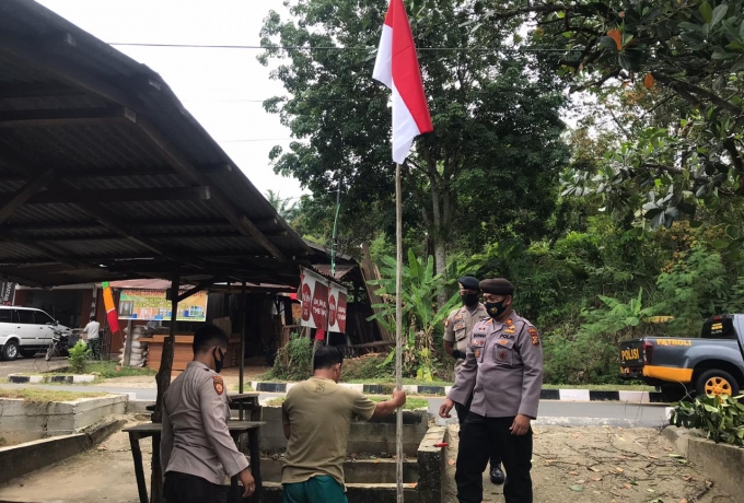 Jelang HUT RI ke-75, Polres Kampar Berikan Bendera Merah Putih Bagi Beberapa Warga Kurang Mampu untu