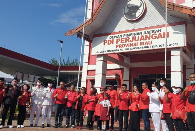 Mengharukan, Anak Kelas 3 SD Bacakan Teks Proklamasi Depan Kantor PDI Perjuangan Riau