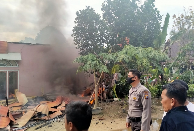 Diduga Karena Hubungan Pendek Arus Listrik, 2 Rumah Permanen di Kampar Terbakar