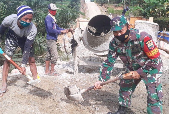 Masyarakat Bersama Babinsa Gotong Royong Bangun Jalan