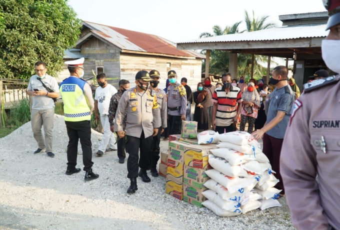 Kapolres Rohul Bagikan Sembako Untuk Masyarakat Terdampak Bencana Banjir di Desa Sontang