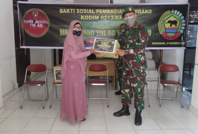 Peringati Hari Juang TNI AD, Dandim 0313/KPR Berbagi  Sembako untuk Legiun Veteran,Warakawuri dan Pa
