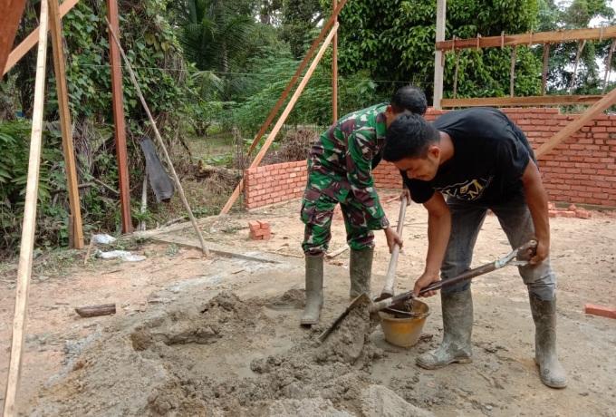 Babinsa Gotong Royong Bantu Masyarakat Membangun Rumah Tempat Tinggal