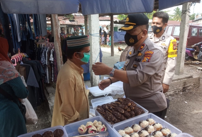 Kapolsek Tapung Pimpin Pendisiplinan Protkes dan Bagikan Masker di Pasar Muara Mahat Baru