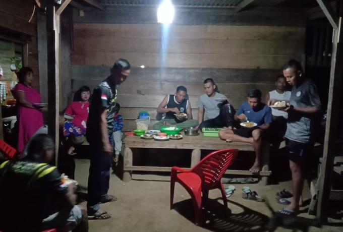 Makan Malam Bersama Orang Tua Asuh, Satgas TMMD ke-110, Serasa Bersama Keluarga