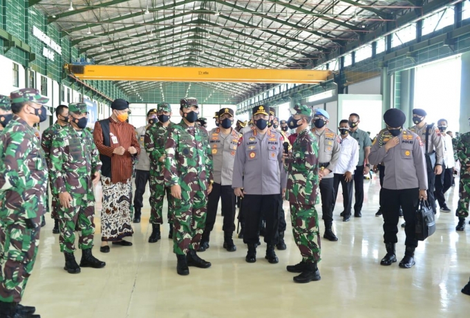 Panglima TNI dan Kapolri Tinjau Vaksinasi Ribuan Anggota untuk Kesiapan Pengamanan Lebaran