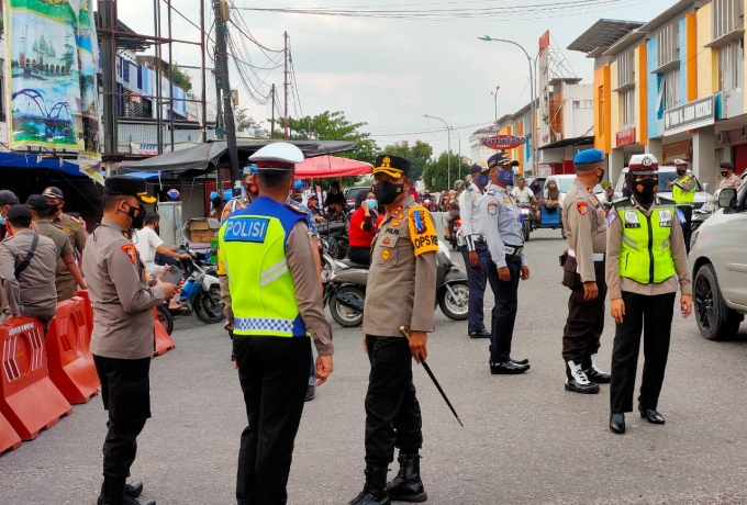 Kapolres Kampar Bersama PJU Bagi-bagi Takjil dan Masker untuk Masyarakat di Kota Bangkinang