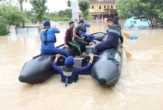 Bantu Warga Terdampak Banjir di Kota Pekanbaru, Ditpolair Polda Riau Turunkan Tim Evakuasi