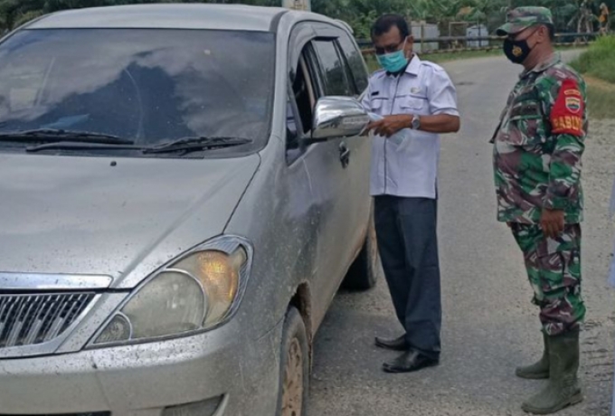 Himbau Prokes, TNI POLRI Bersama Dinas Kesehatan Bagi Masker Kepada Pengendara Dijalan