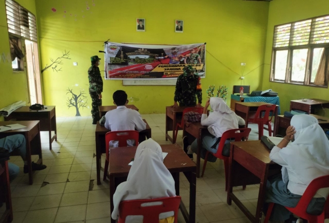 Sambangi Sekolah, Babinsa Koramil 16/Tapung Sosialisasikan Penerimaan Prajurit TNI AD