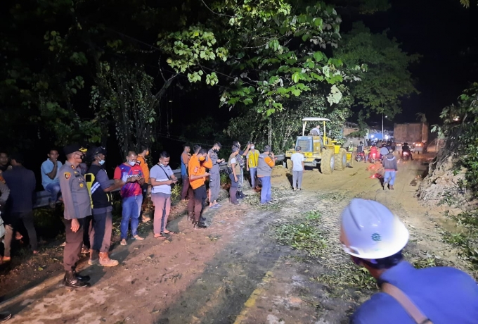Longsor di KM 77 Jalan Lintas Riau Sumbar, Kapolres Kampar Koordinir Penanganannya Hingga Tuntas 