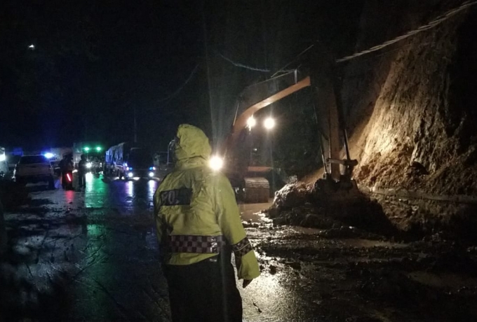 Longsor Minggu Malam di KM 77 Jalan Lintas Riau-Sumbar, Petugas Lakukan Buka Tutup Selama 3 Jam