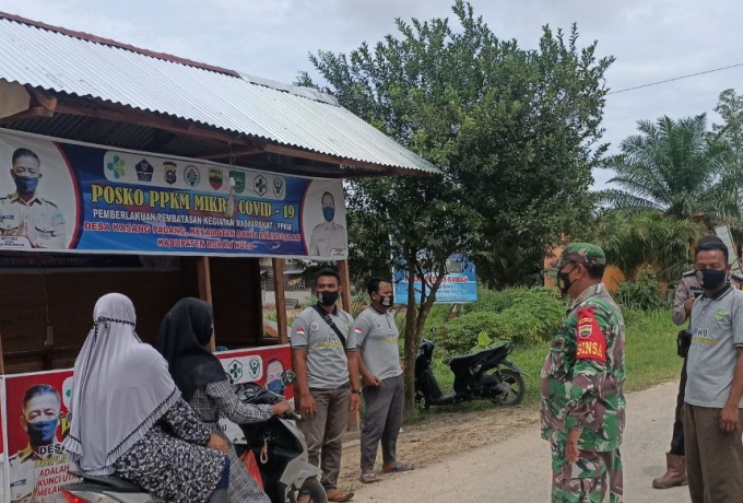 TNI POLRI Bersama Masyarakat Himbau Warga di Pos PPKM