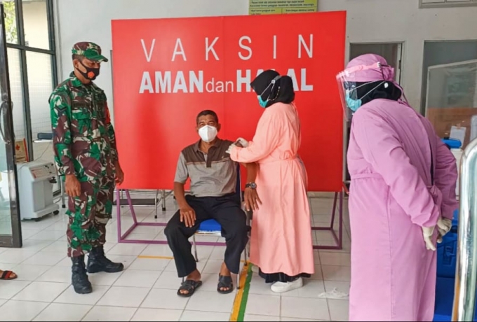 Warakawuri, Purnawirawan TNI dan Istri Prajurit Terima Vaksin AstraZeneca