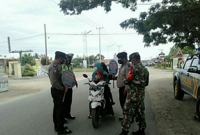 TNI dan POLRI Lakukan Penyekatan di Pos PPKM di Rohul