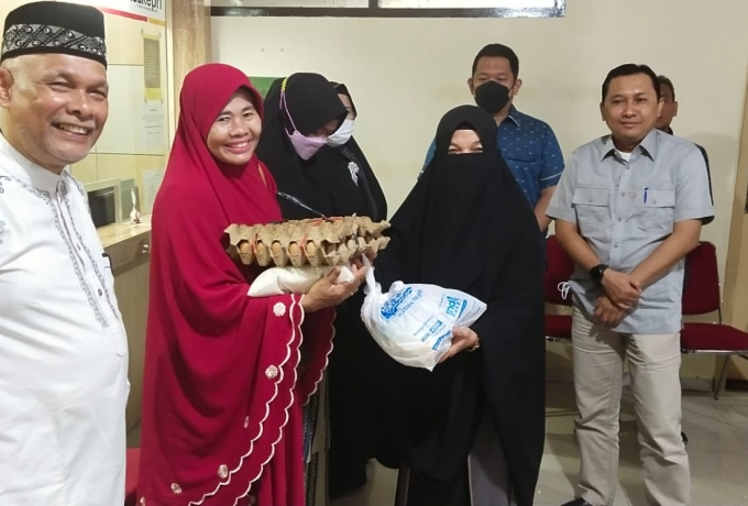 Keluarga  Besar Bapenda Kampar Serahkan 150 Paket Sembako Kepada Warga Sekitar yang Membutuhkan