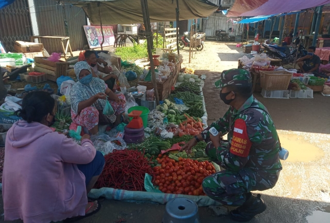 Sembari Pendisiplinan Protokol Kesehatan Babinsa Berkeliling Pasar Cek Harga Sembako