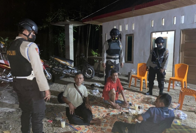 Saat Patroli, Tim TEMBAK Polres Kampar Bubarkan Kelompok Pemuda Lagi Nenggak Miras 