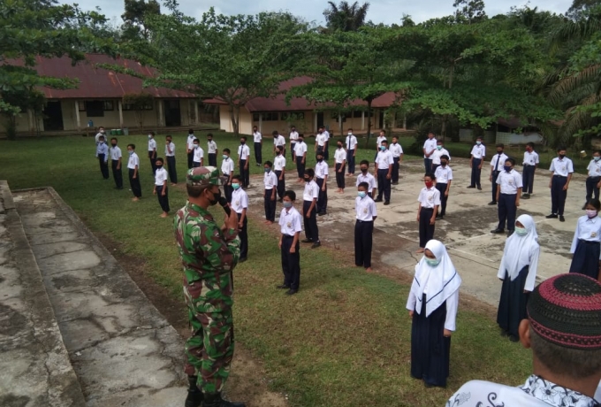 Babinsa Koramil 13/Rokan Serma Muhar Sosialisasikan Pentingnya Vaksinasi Ke Siswa Siswi SMPN 1 Penda