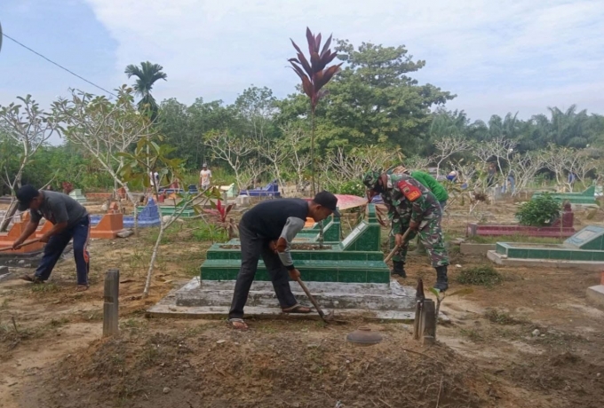 Bersama Masyarakat, Babinsa Koramil 01/Bkn Dan Bhabinkamtibmas Bersihkan Pemakaman Umum