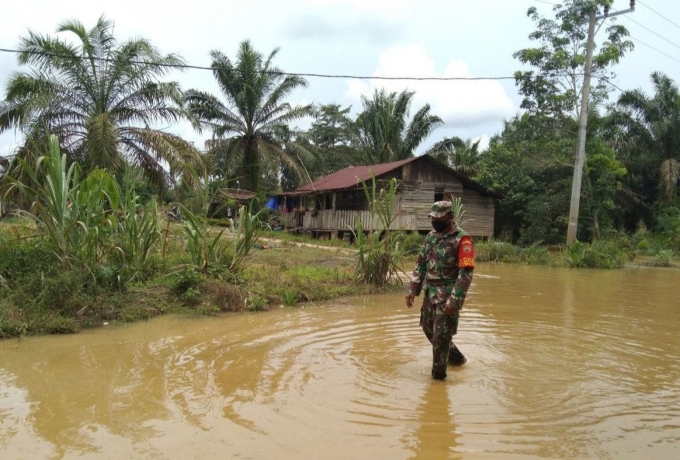 Tanggap Banjir Babinsa Pantau Desa Binaan
