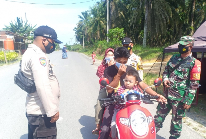 TNI Polri Bersinergi Laksanakan Himbauan Prokes Di Pos PPKM Kerumutan