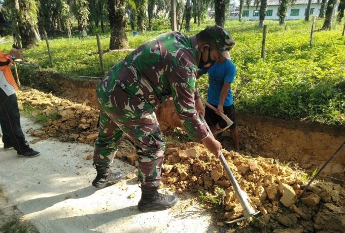 Antisipasi Banjir Dimusim Penghujan, Babinsa Koramil 16/Tapung Bersama Warga Goro Bersihkan Parit