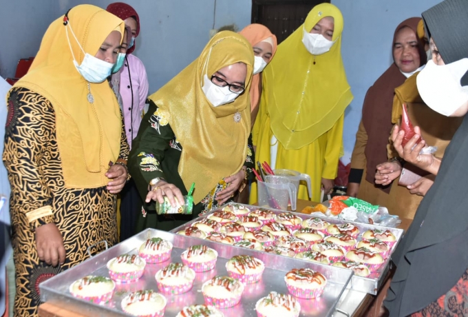 Tingkatkan Ekonomi Keluarga, TP PKK Kampar Lakukan Pelatihan Pembuatan Kue di 10 Kecamatan