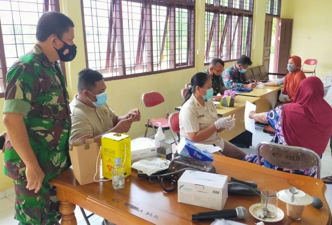 Danramil 01/Bkn Pantau Langsung Serbuan Vaksinasi TNI di Kantor Camat Salo