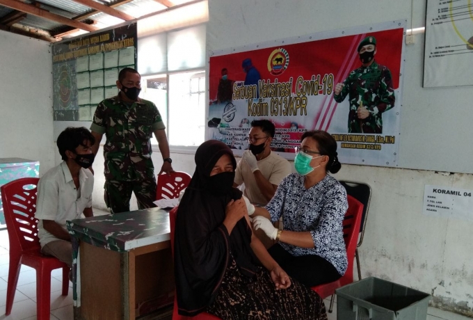 Pantau Serbuan Vaksinasi TNI,Babinsa Koramil 04/Pkl Kuras Sukseskan Program Nasional