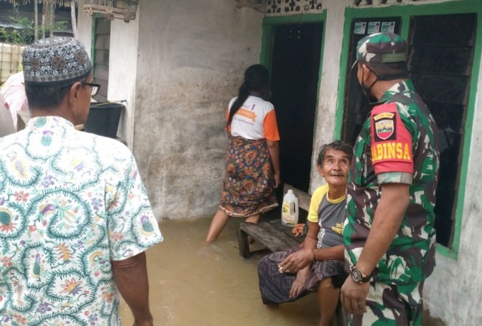 Babinsa Koramil 08/Tandun Evakuasi Warga Terdampak Banjir di Desa Aliantan