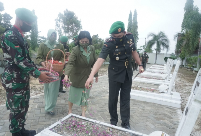 Ziarah Makam Pahlawan Dalam Rangka Hari Juang TNI AD Ke - 76