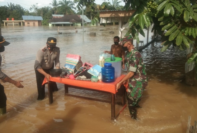 Koramil 08/Tandun Bersama Polsek dan Tiga Pilar Bantu Evakuasi Korban Banjir