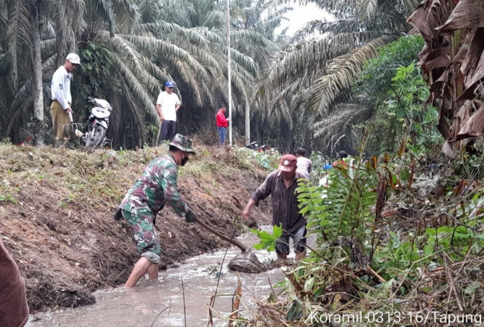 Cegah Banjir Di Musim Penghujan, Babinsa Koramil 16/Tapung Ajak Warga Bersihkan Parit
