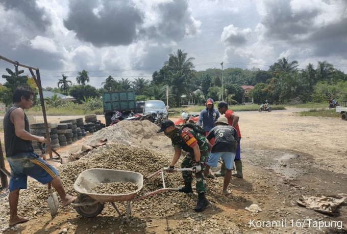 Peduli Terhadap Lingkungan, Babinsa Koramil 16/Tapung Kodim 0313/KPR Goro Perbaikan Jalan Desa
