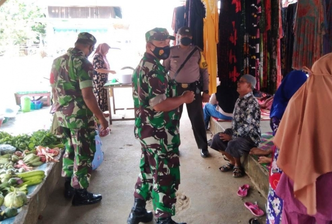 TNI POLRI Himbau Warga Gunakan Masker