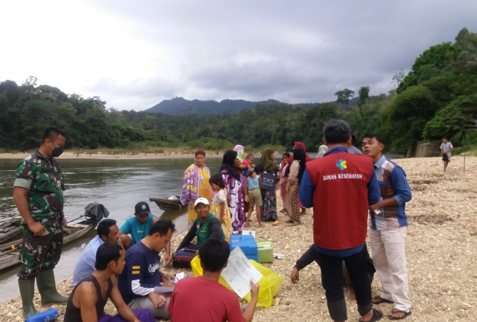 Terobos Sungai, Serda Mi Indra Babinsa Koramil 05/KK Kawal Vaksinasi Covid 19 Hingga ke Pelosok